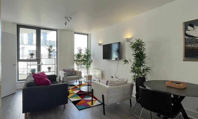 Runnymede Apartment | Chertsey, Beautiful Two Bedroom Apartment