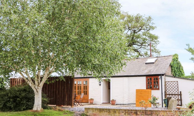 Tattenhall Cottage | CHESHIRE CHEESE COTTAGE, romantic, with hot tub in Tattenhall