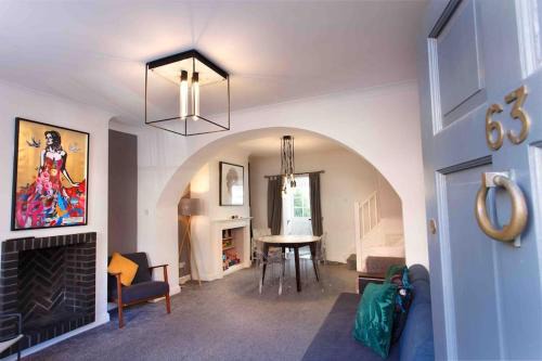 Hoole House | Chester/Hoole Contemporary Home. Sleeps 6 +Netflix