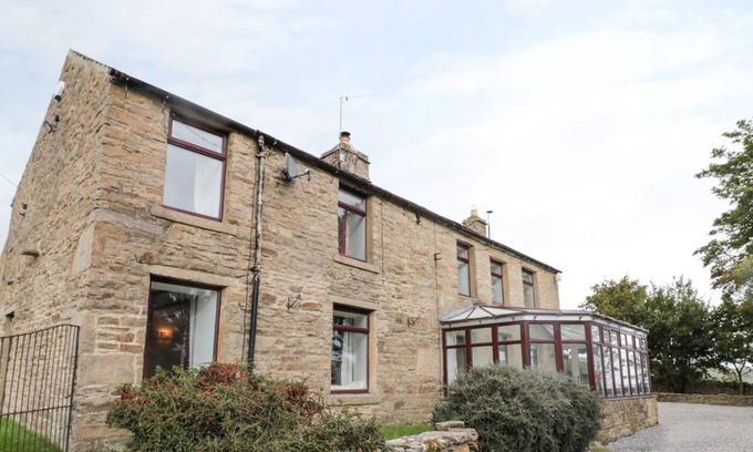 Eastgate Cottage | CHESTER HOUSE, pet friendly, with hot tub in Westgate