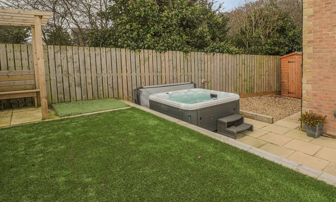 Longframlington House | CHESTNUT COTTAGE, pet friendly, with hot tub in Longframlington
