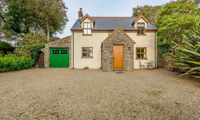 Manorbier House | Chestnut Cottage - Three Bedroom House, Sleeps 6