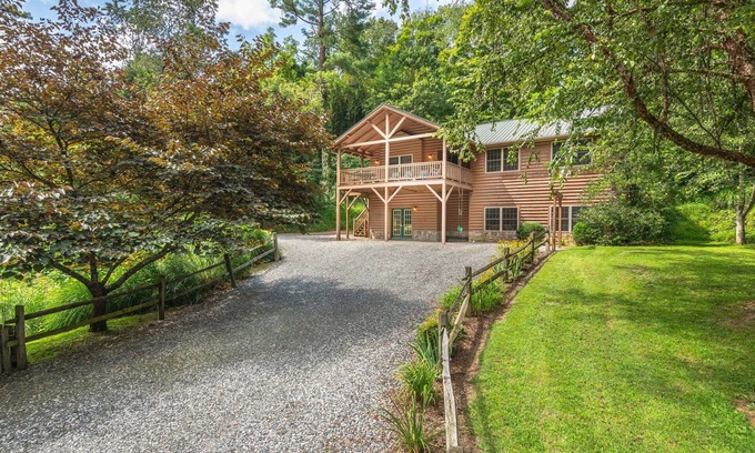 Weaverville Cabin | Chestnut Lodge, near Asheville, NC, sits in a quiet wooded area of Weaverville.