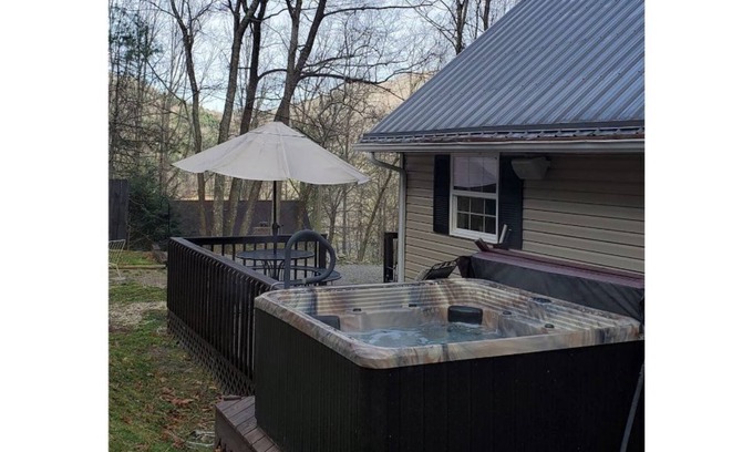 Mountain City House | Chestnut Retreat in Mtn City/2 Bdrm, 2 BA, Hot Tub, Game Room, Fire Pit