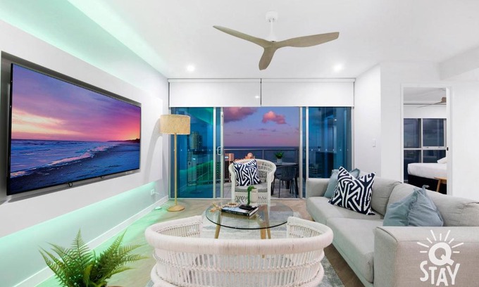 Surfers Paradise Apartment | Chevron Renaissance by Vaun