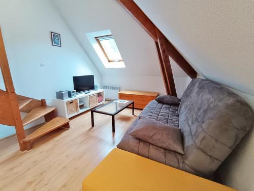 Bagneres-de-Luchon Apartment | Chez Charlotte, T3 duplex, vue montagne, parking gratuit, ascenseur, 4 personnes