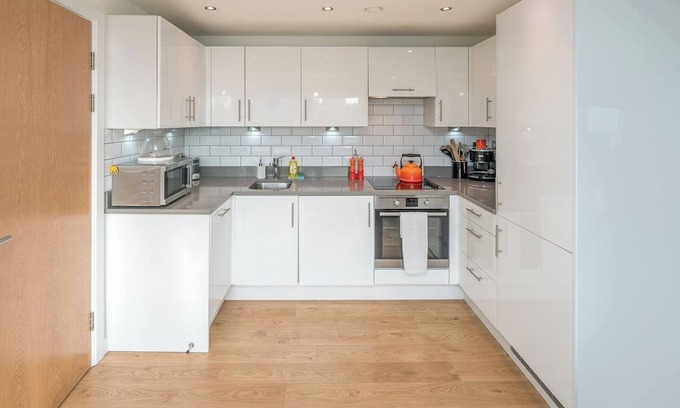 Portsoken Apartment | Chic 1 BD East London apartment w/ view of Shard