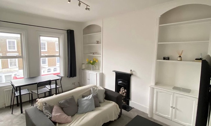 Parsons Green and Walham Apartment | Chic 1 bedroom apartment in brilliant Fulham with AC