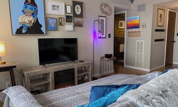 Downtown Tulsa Condo | Chic 1-bedroom condo in brilliant Tulsa with AC, fitness room, WiFi, & security