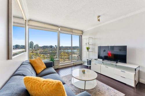 Crosstown Apartment | Chic 1 Bedroom Getaway near Gastown and Chinatown