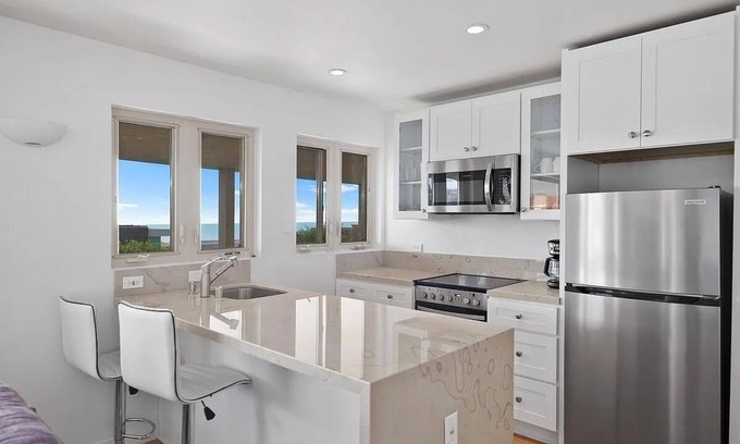 Mystic Hills Apartment | Chic 1200 sq ft. 1-bed, 2 bath w Ocean view and Patio in fabulous Laguna Beach