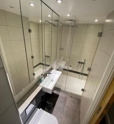 West Kensington Apartment | Chic 1BD Flat wPatio - 2 Mins from Baron's Court!