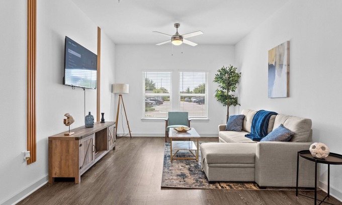 Arlington Apartment | Chic 1BR Apt King Bed/Pool/Gym/Close 2 Beach