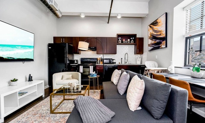 Downtown Kansas City Apartment | Chic 1BR Near Arrowhd & TMobile Parking, Rooftop