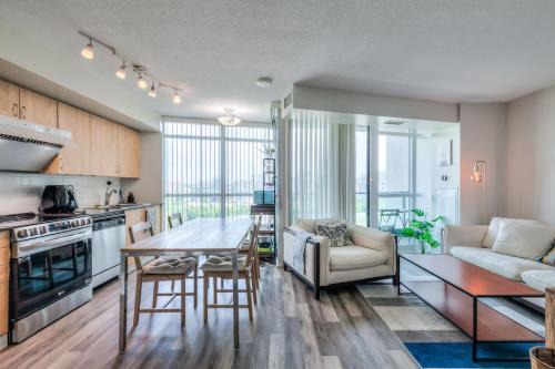 Fort York Apartment | Chic 1BR plus Den Condo with Fast WiFi and Free Parking