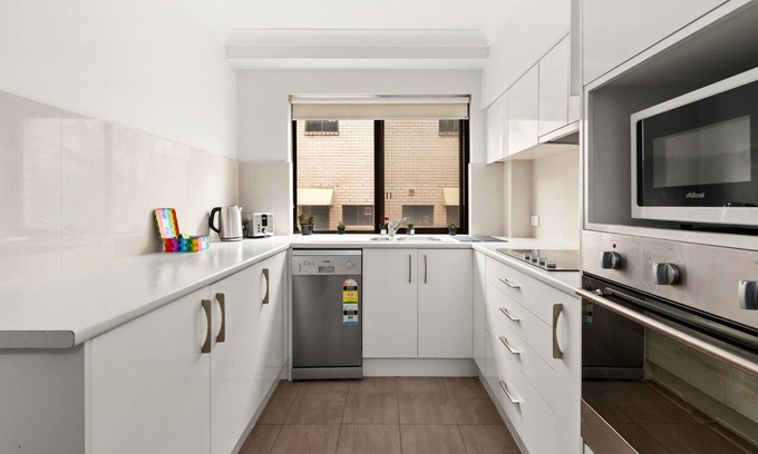 Neutral Bay Apartment | Chic 2-Bed by Landmarks Shops & Transport