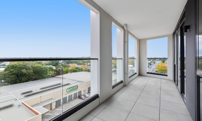 Alphington Apartment | Chic 2-Bed by Natural Trails with Pool & BBQ