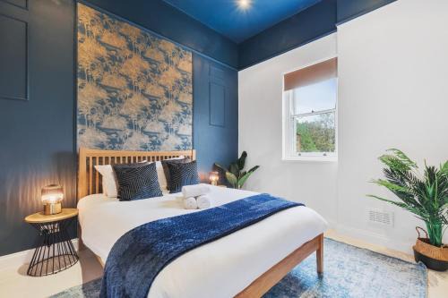 Shepherd's Bush Apartment | Chic 2 Bed Flat West London