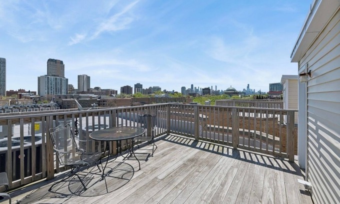 Wrightwood Neighbors Condo | Chic 2-bedroom condo with AC, fitness room in cool Chicago