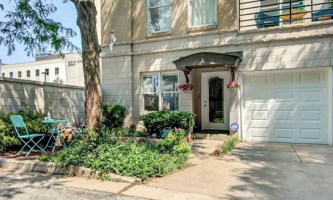 South Loop House | Chic 2-Bedroom Townhouse with Rooftop, Free Parking, in Downtown Chicago!