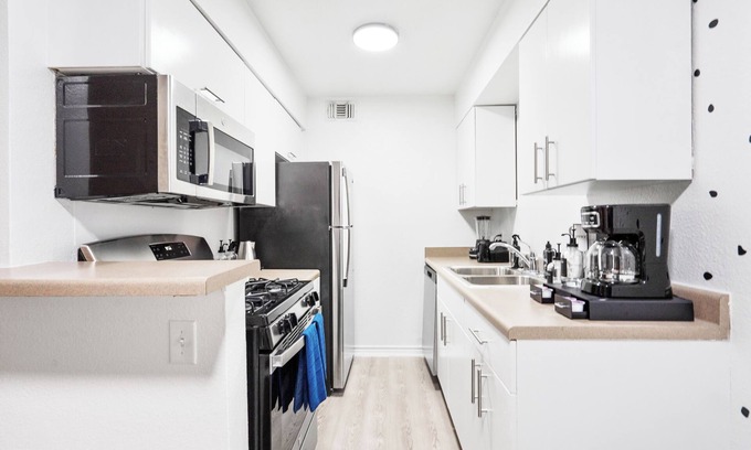 West Campus Apartment | Chic 2BD Entertainer : Insta Wall & Arcade