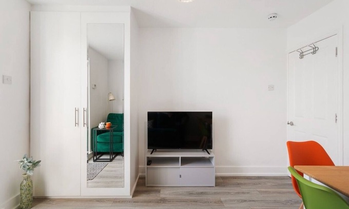 Dalgarno Apartment | Chic 2Bed w/Balcony/10min FR Notting Hill