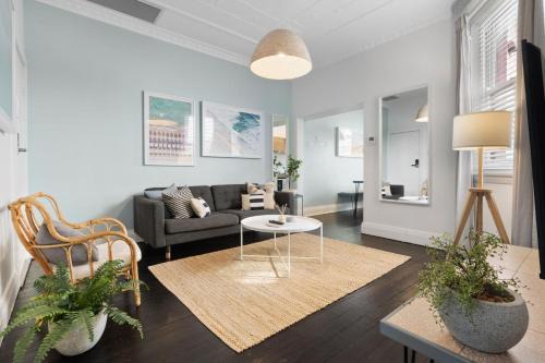 Bondi Apartment | Chic 2BR Apartment with Artful Touches in Bondi