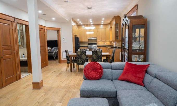 La Petite-Patrie Apartment | Chic 2BR near Little Italy - 5mins to Metro
