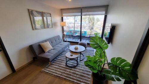 Apoquindo Apartment | Chic 2BR Retreat for 5 in Vibrant Las Condes