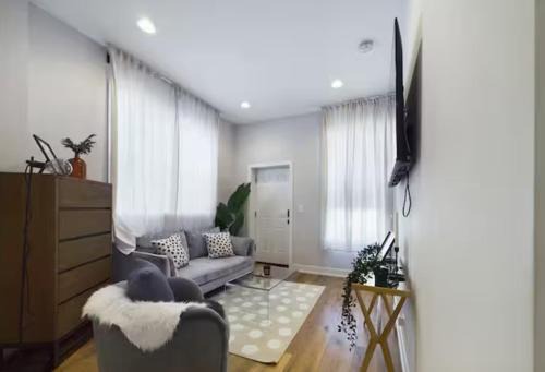 West Town Apartment | Chic 2BR top-floor gem