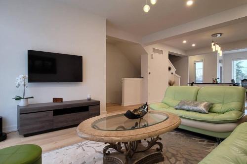 Hespeler House | Chic 3 Bedroom Casita w/ free parking, EV charger
