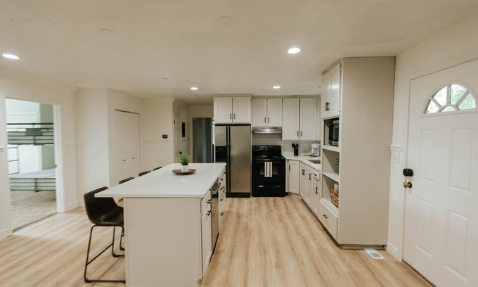 Lakeview House | Chic 3-BR Retreat: Your Home Away