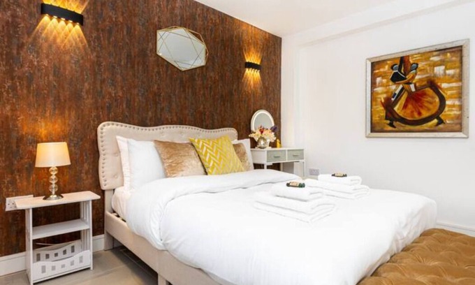 Cricklewood Apartment | Chic 3BR w/Garden & Parking - Near Hampstead Heath
