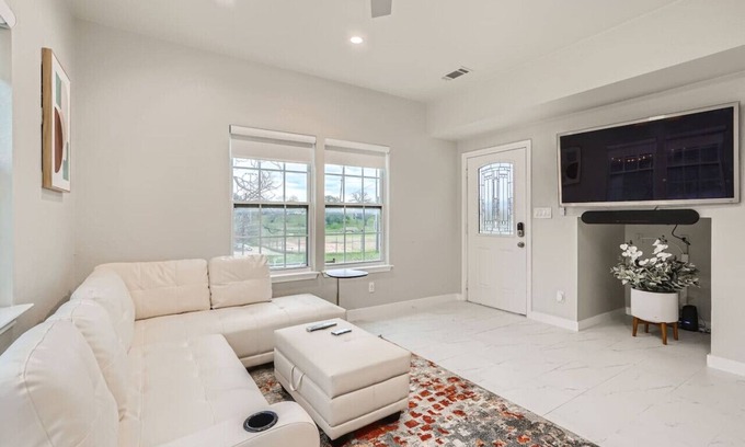 Foster Heights House | Chic 8BR Retreat+Central East Austin +Large Groups