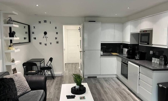 Stone Apartment | Chic and Modern Flat: Perfect for Exploring Kent!