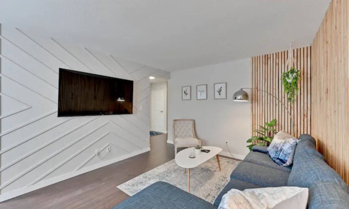 Southwest Edmonton House | Chic and Spacious 3-BDRM Retreat near U of A