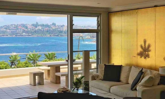 Clovelly Apartment | Chic apartment waterfront access