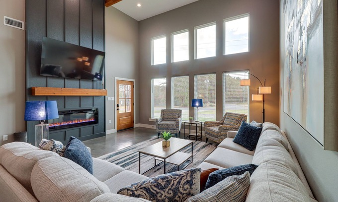 Higden House | Chic Arkansas Retreat w/Patio, Grill & Fire Pit!