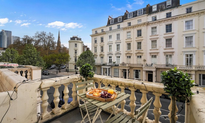 Tachbrook Apartment | Chic Central Mezzanine with Balcony