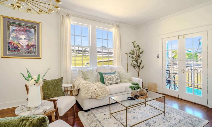 Touro House | Chic & Central w/Parking: Ideal 4 Families/Groups