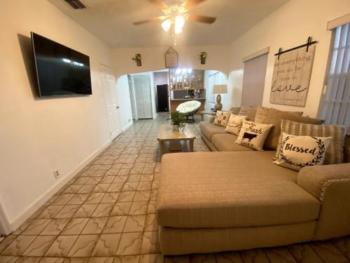 Allapattah House | Chic Centrally located spacious 4 bedrooms
