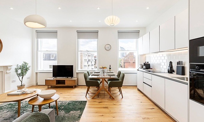 Redcliffe Apartment | Chic Chelsea Retreat: Bright Space & Balcony Bliss