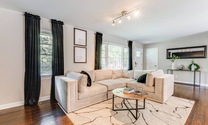 College Park Cottage | Chic College Park Cottage ~ 2 Mi to Main Street!