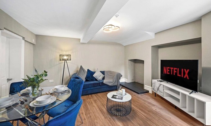 Wakefield Apartment | Chic & Contemporary Apartment with Patio - Parking