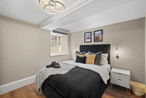 Wakefield Apartment | Chic & Contemporary Apartment with Patio - Parking
