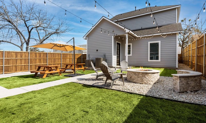 Cedar Crest House | CHIC COSMO HOUSE 5 Minutes to Downtown Dallas