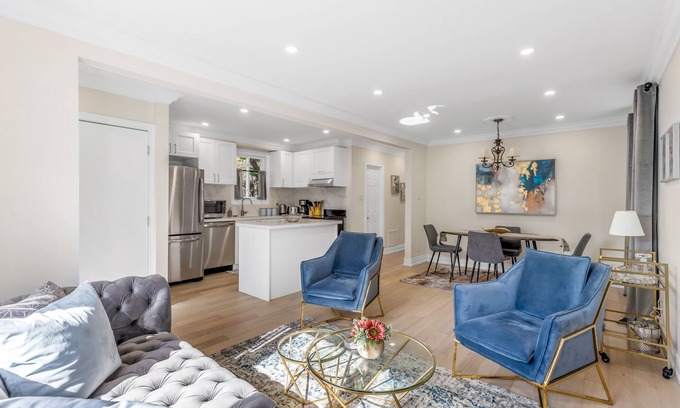 Humber Bay House | Chic & Cozy 3 BD/2 BA House w/Free Parking