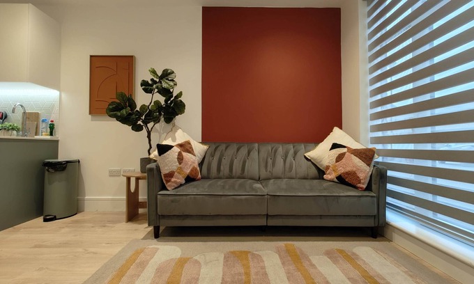 Runnymede Apartment | Chic & Cozy Chertsey Flat with Free Parking & WiFi