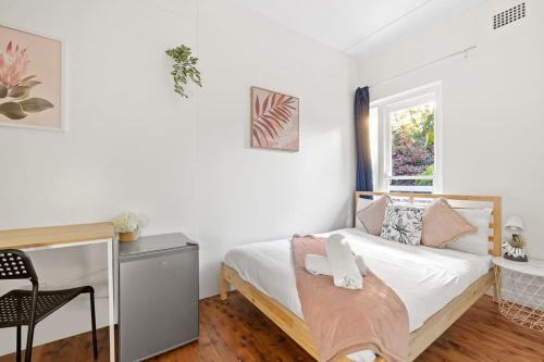 Killara House | Chic Double Room - Seconds to Transport & Shops at Killara - Shared Bathroom