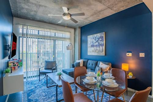 Evans Churchill Apartment | Chic Downtown 2-Bedroom Pool Gym Parking